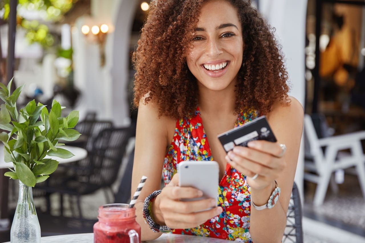 Carte bancaire à Madagascar : un outil de liberté ou une nouvelle chaîne ?