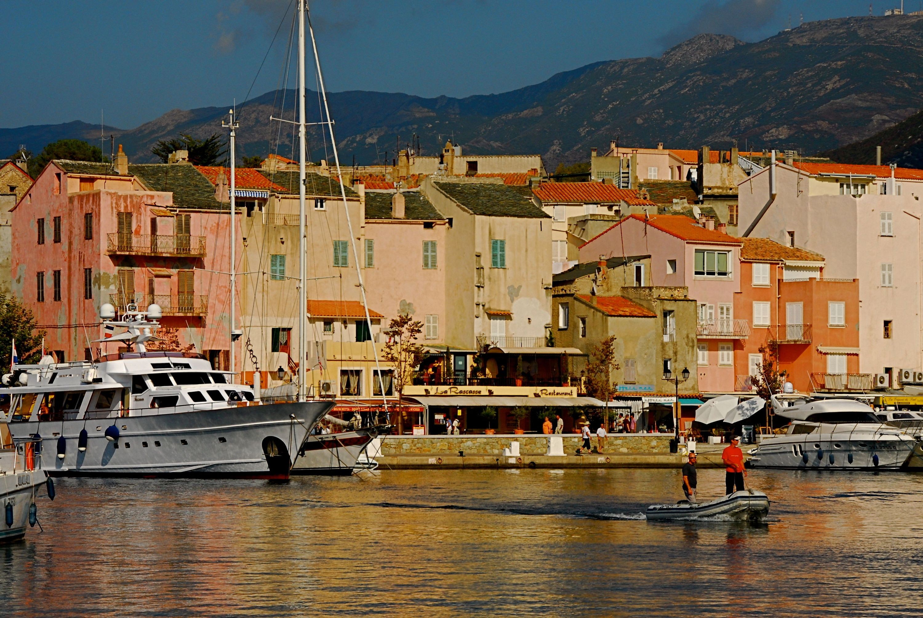 Quand la Corse sacrifie ses yachts pour sauver ses herbiers : une leçon pour Madagascar ?