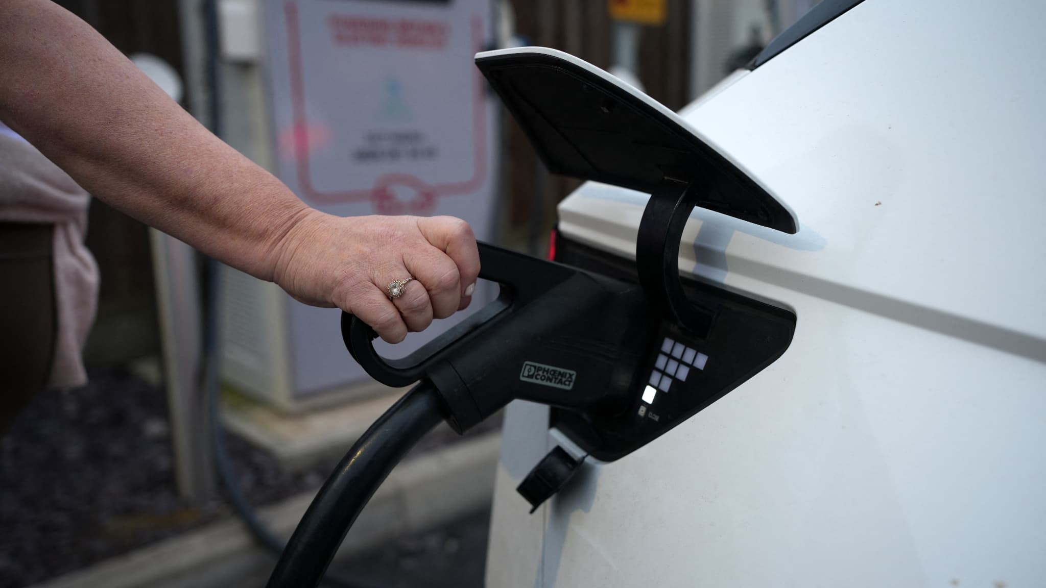 Quand le Royaume-Uni taxe le kilomètre électrique : une leçon pour Madagascar et le monde